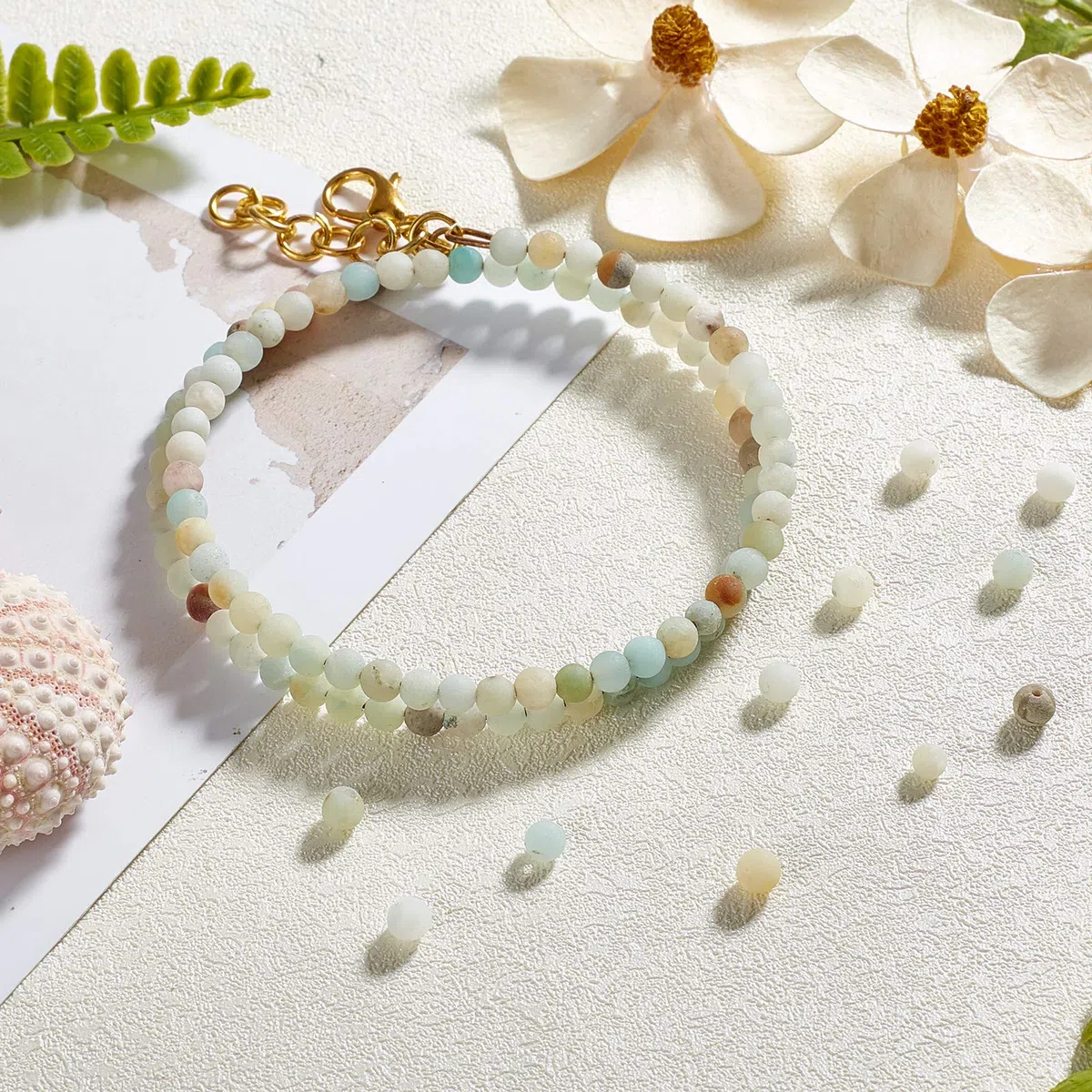 NBEADS 450pcs Cuentas Naturales, 4 mm Redondos Esmerilados Naturales Sin Teñir Amazonita para Hacer Collar