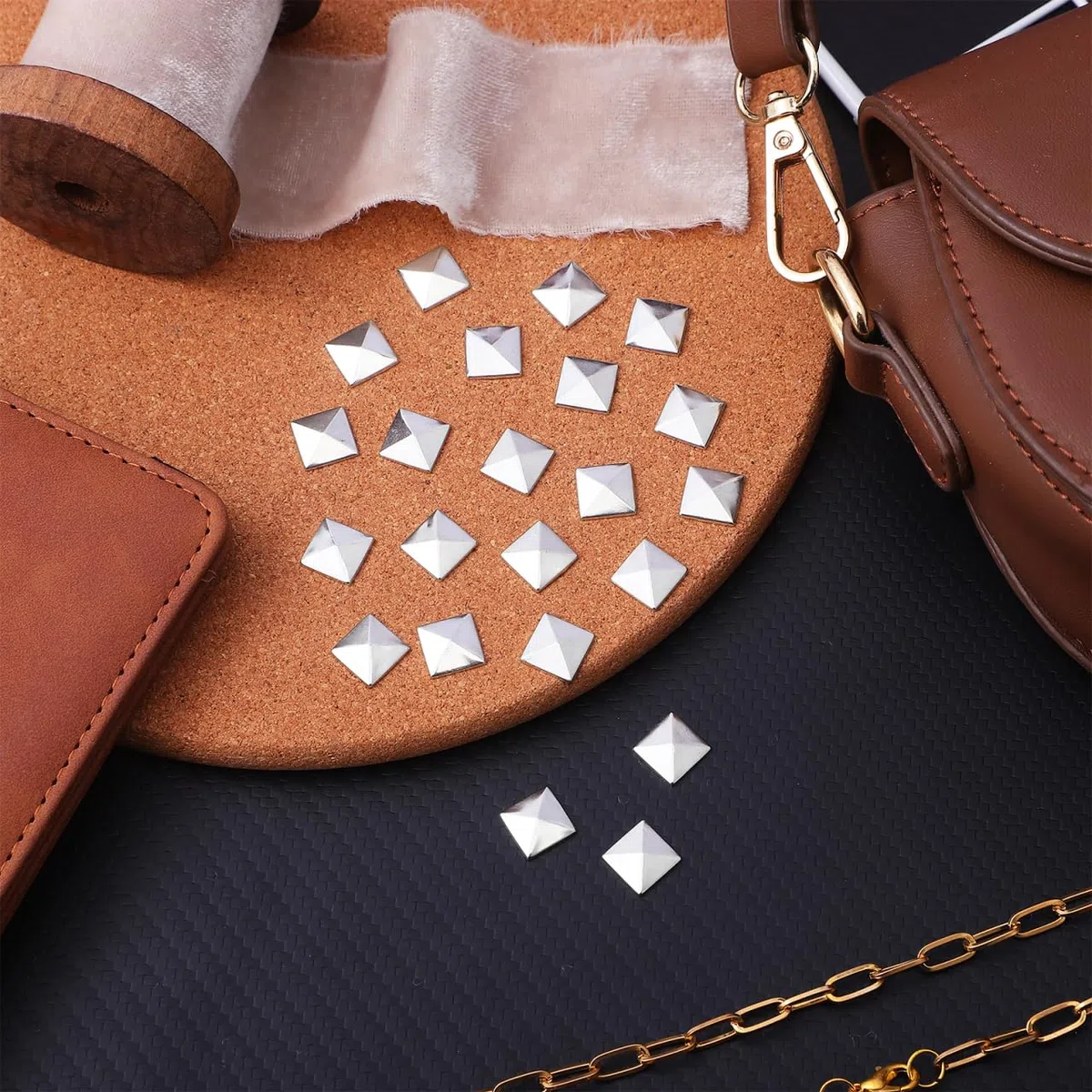 Healifty 100 tachuelas de cobre con parte trasera plana, tachuelas de cuero con parte trasera plana, tachuelas de pegamento para bolsas de manualidades, plata y plata, aretes de pirámide cuadrados