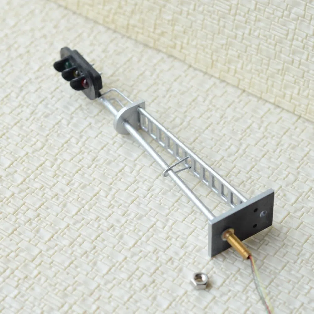 Homo - Señales de bloque de tren modelo a escala, señales LED de 3 aspectos con base de tornillo 12 V-16 V CC, ánodo común, 20 mA por luz, acabado plateado (paquete de 2)