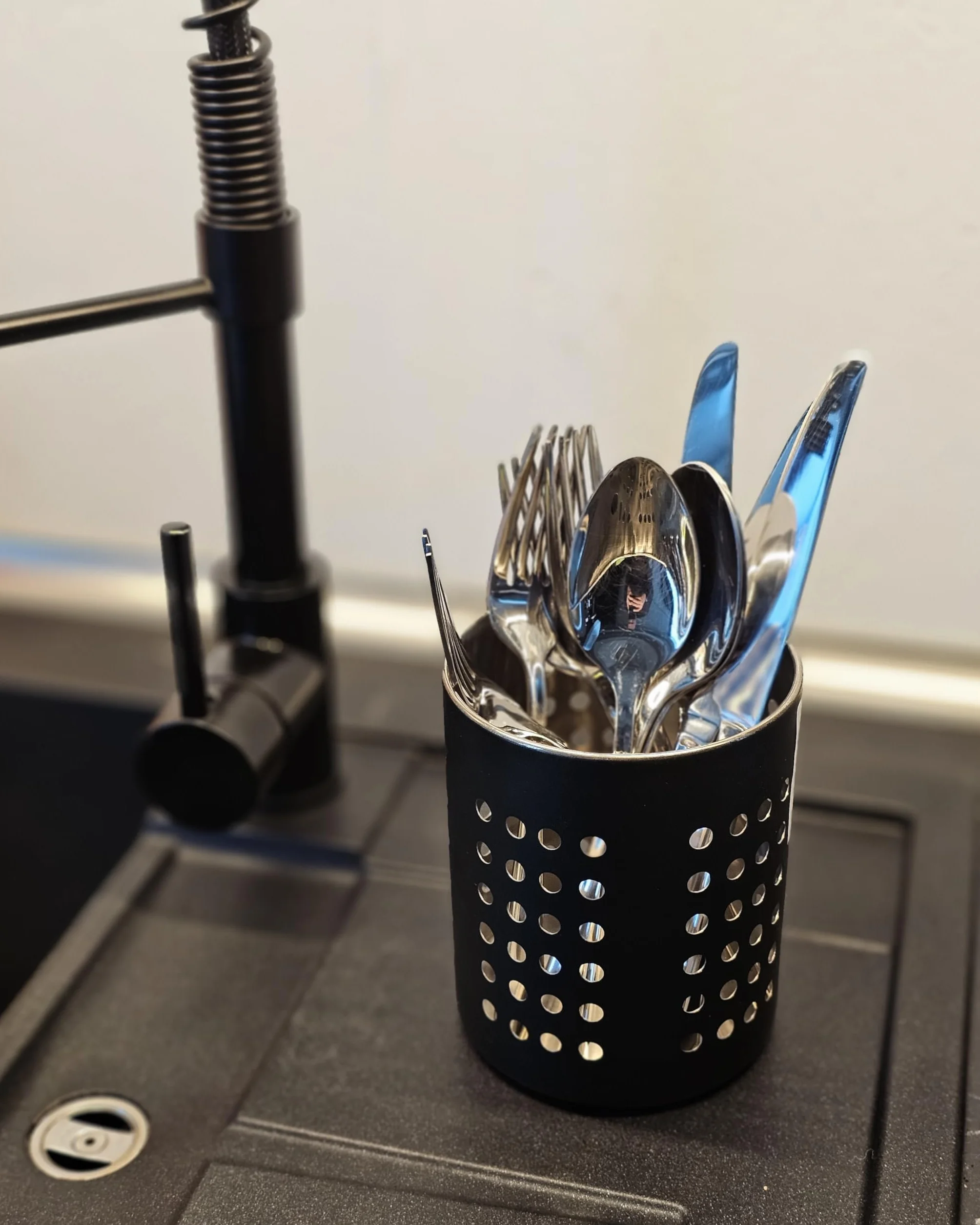 Bambelaa! Cesta para escurrir cubiertos de fregadero, negro, de acero inoxidable, redonda, metal, escurridor de platos, cesta para escurrir vajilla, soporte para fregadero, soporte para cubiertos