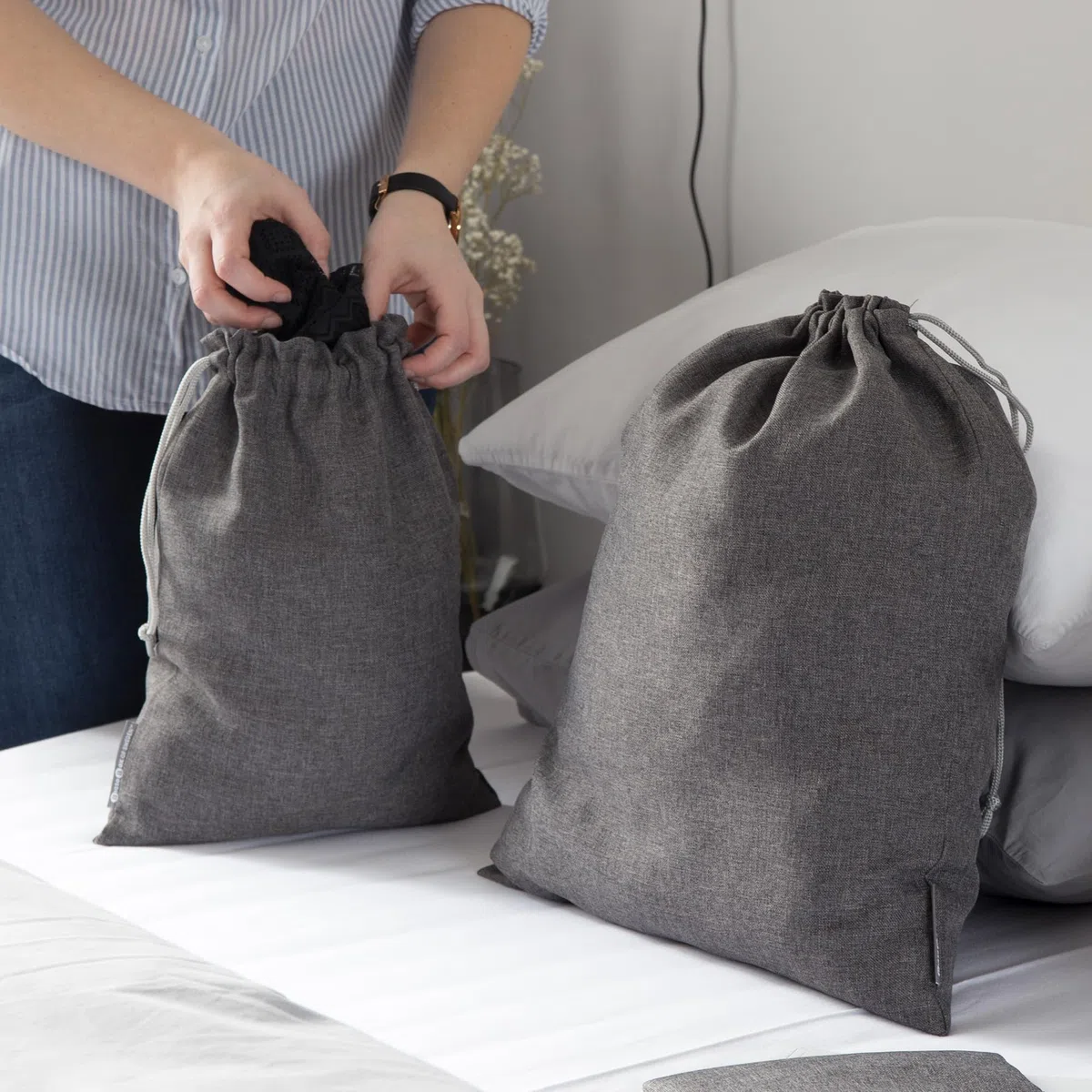 Bigso Box of Sweden Juego de dos 2 bolsas para ropa – Bolsa de viaje de poliéster para la maleta –Ligero saco de tela para guardar ropa sucia, zapatos, etc. – gris