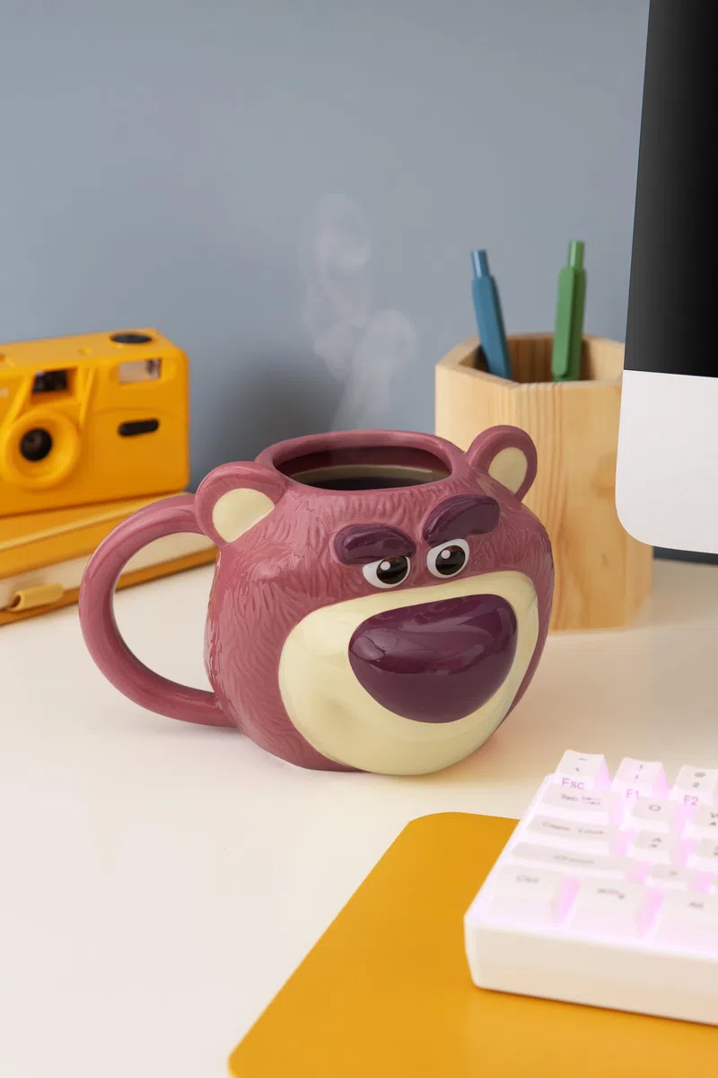 Paladone Taza de cerámica Lotso Huggin Bear de 680 ml, con licencia oficial de Disney Toy Story, ideal para té, chocolate caliente y más. Un regalo para los fans de la cultura pop.